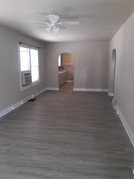 Primary Photo - 402 Henry St