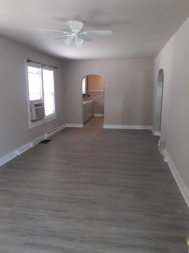 Building Photo - 402 Henry St