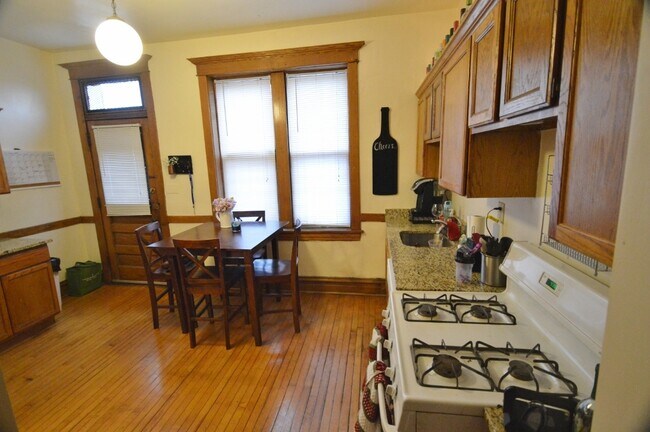 Building Photo - 1415 W Belle Plaine Ave