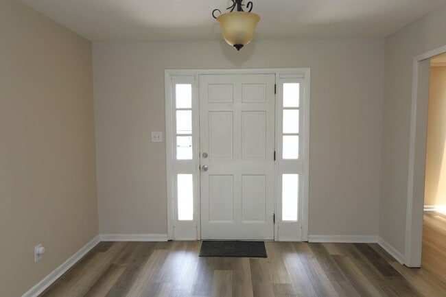 Building Photo - 111 Fairway Dr