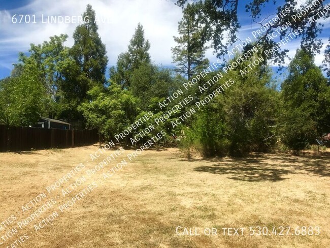 Building Photo - 3 Bedroom Home on Large Corner Lot in Plac...