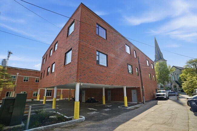 Building Photo - 632 Centre St