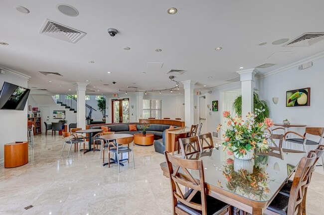 Building Photo - 500 Uno Lago Dr