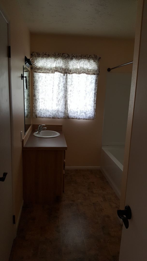 Building Photo - 216 Hemlock St N