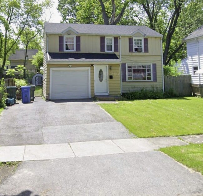 Primary Photo - Spacious 3 Bedroom 1.5 Bath Single Family ...