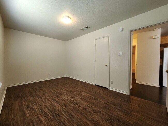 Building Photo - 3204 Toledo Dr