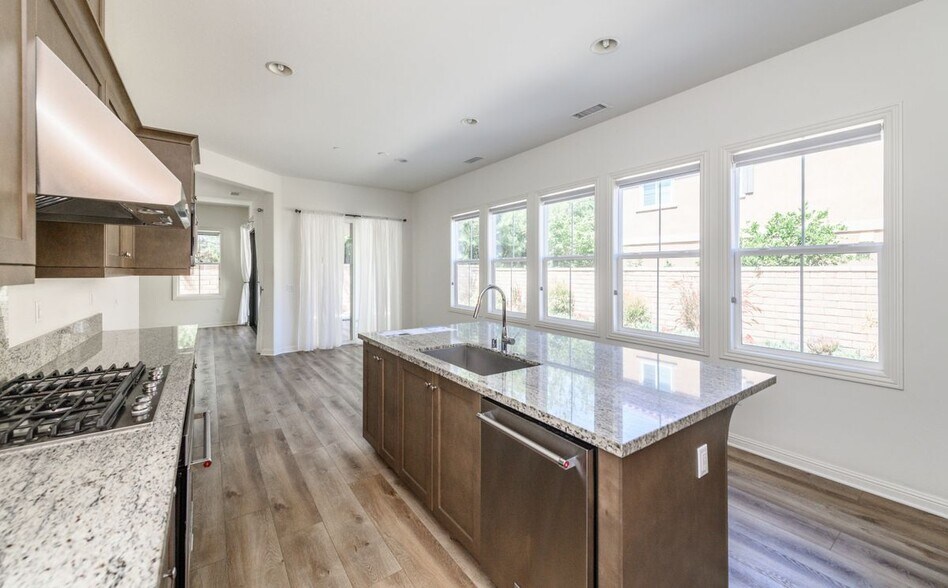 Building Photo - 48 Castellana