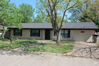 Building Photo - 407 W Brookside Dr