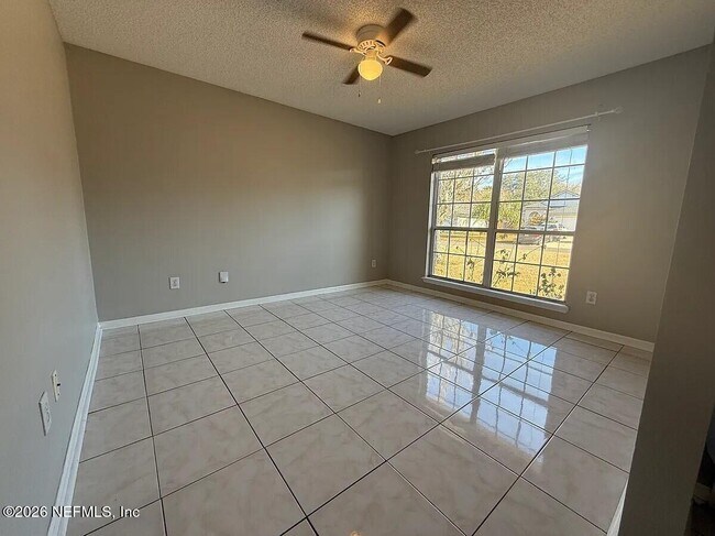 Building Photo - 913 Mackinaw Trail