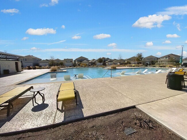 Building Photo - Beautiful and Spacious 4/BR 3.5/BA Modern ...