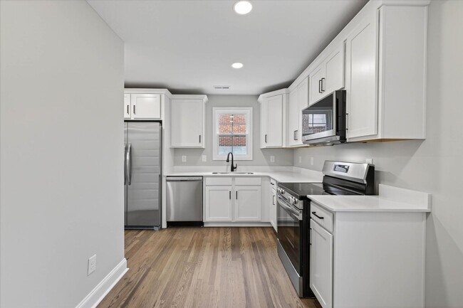 Building Photo - 221 Clearview Dr