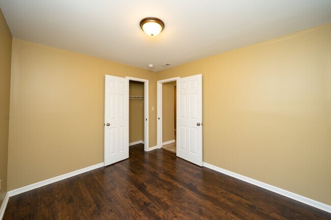 Building Photo - Move-In Ready Modern Makeover! Spacious 4-...