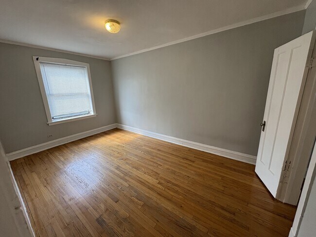 Building Photo - 1708 W Lunt Ave