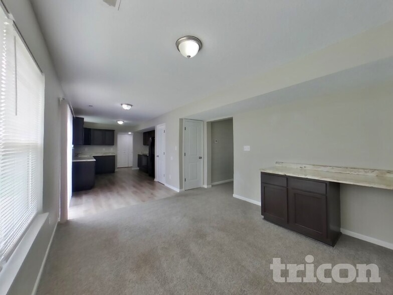 Building Photo - 1582 Tulip Ct