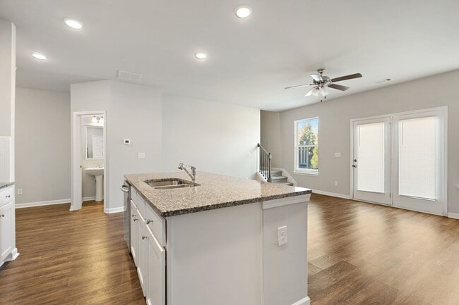 Building Photo - 3 BEDROOM TOWNHOME IN OAKWOOD!