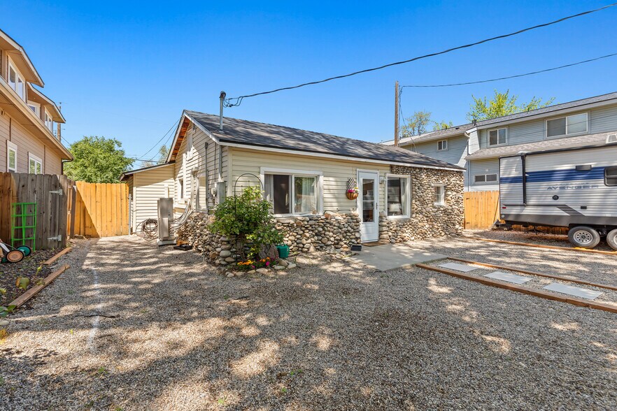 Building Photo - 1045 N Clithero Dr