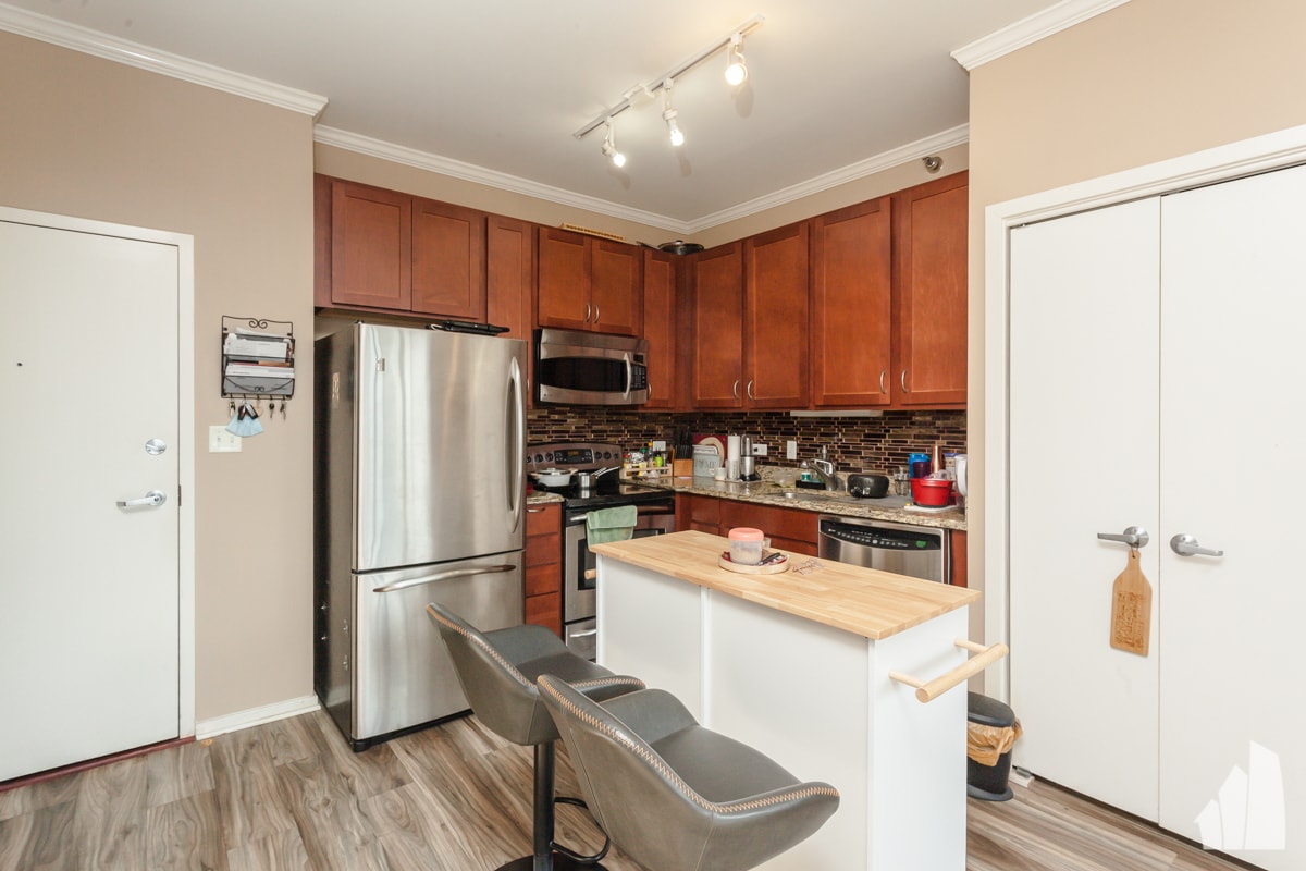 Building Photo - 1 E 8th St