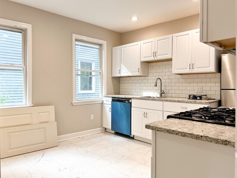 Building Photo - 570 Washington St