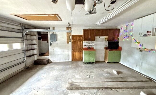 Building Photo - 715 Joyful St