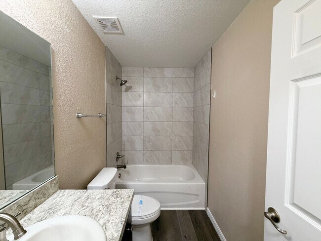 Building Photo - Desirable SE Neighborhood - 3/2/2 Silver Spring Shores **Available NOW**