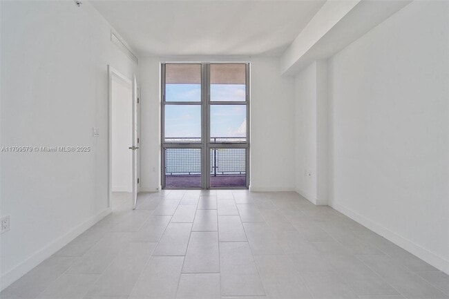 Building Photo - 2150 N Bayshore Dr