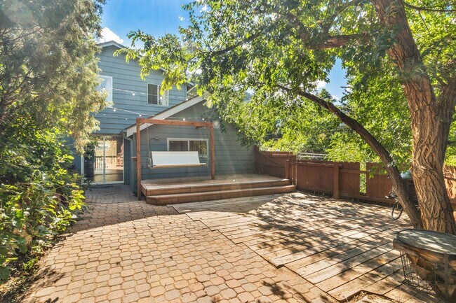 Building Photo - 135 S Path