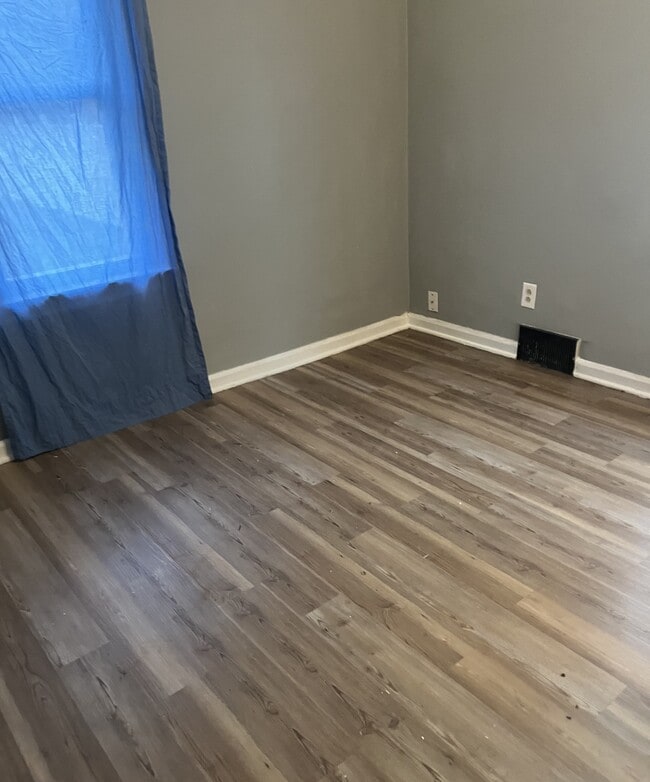 Building Photo - 902 E Boston Ave