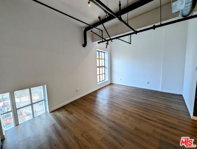 Building Photo - 312 W 5th St