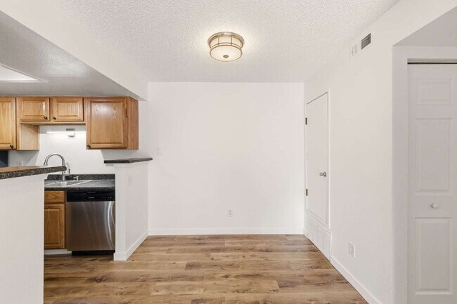 Building Photo - Light and Bright 2-Bed 2-Bath Home Available Immediately!