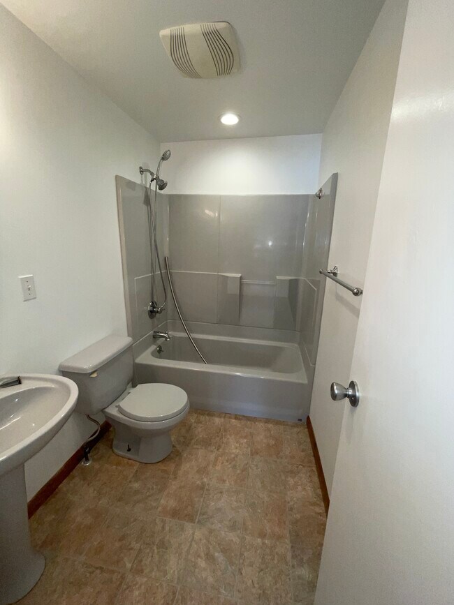 Full bath with shower - 2371 NY-17C