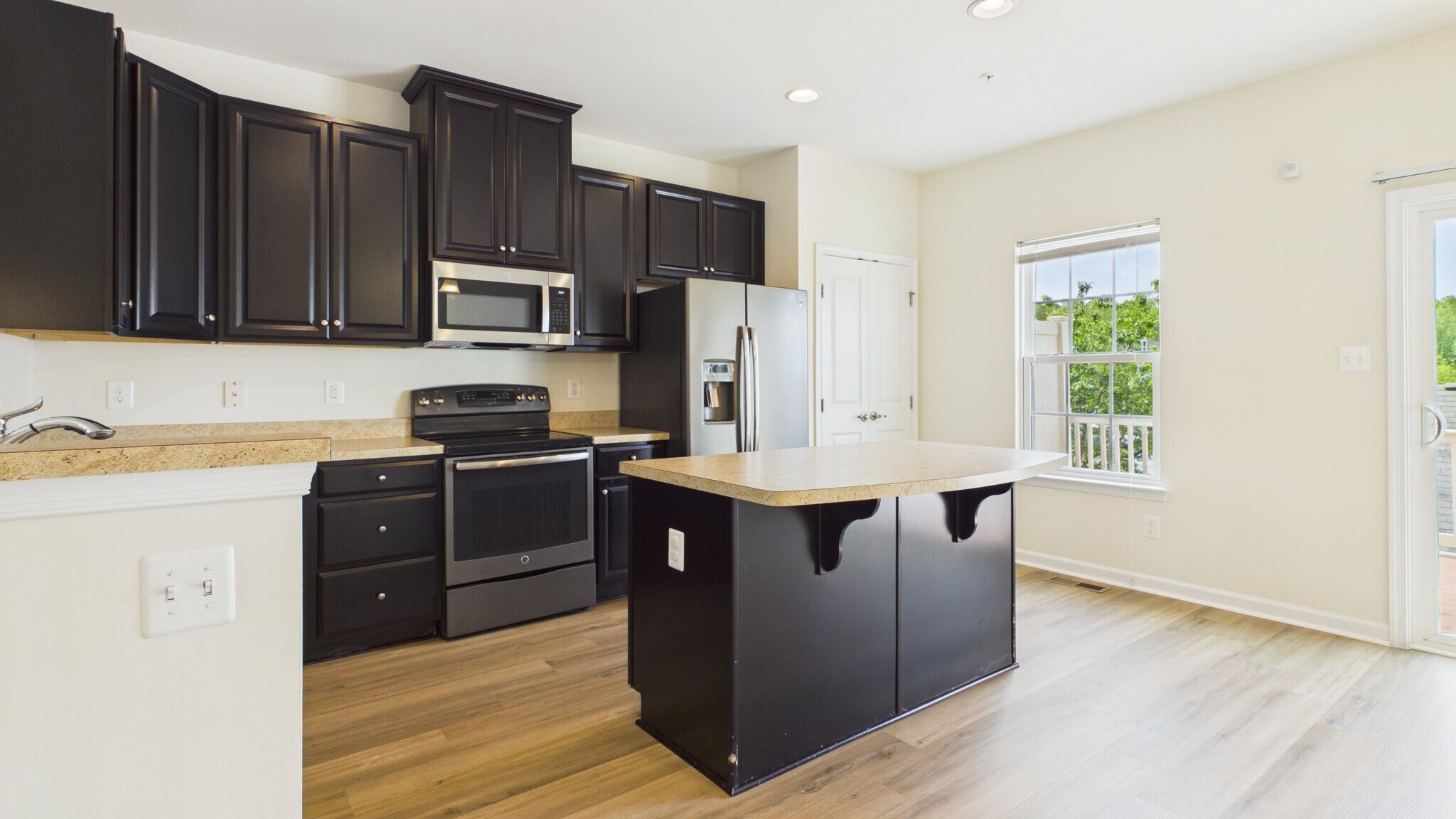 Building Photo - 5423 Saint Rita Dr