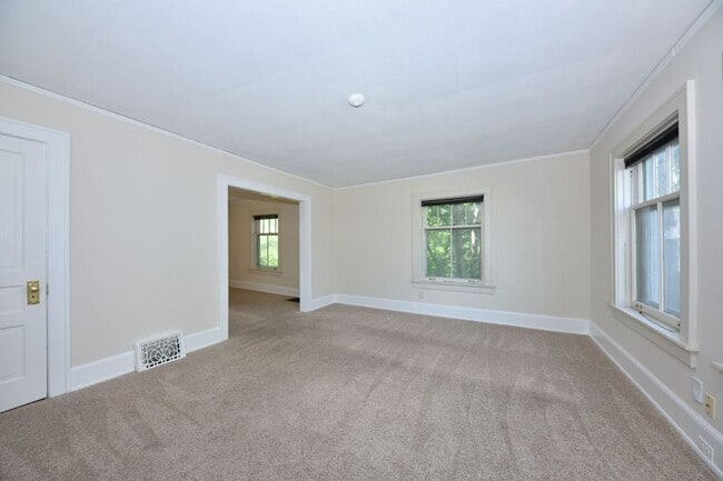 Building Photo - 3 bedroom Tosa Village townhome