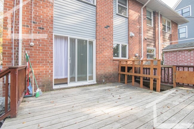 Building Photo - 149 Thorndike St