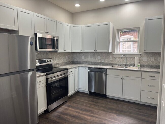 Building Photo - 2 Bedroom 1 1/2 Bath Beautifully Renovated Home in Historic Huffman Area