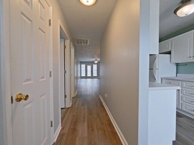 Building Photo - Updated 2 bed-2 bath townhome available NOW