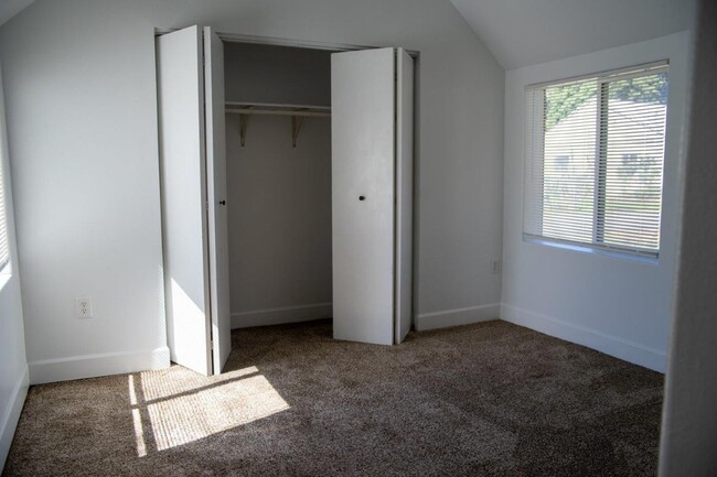 Building Photo - Cozy Three Bedroom Home in West Salem