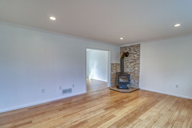 Building Photo - THIS IS THE ONE YOU HAVE BEEN WAITING FOR!...