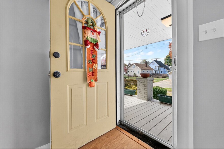 Front Door to Porch - 4429 S Hills Dr
