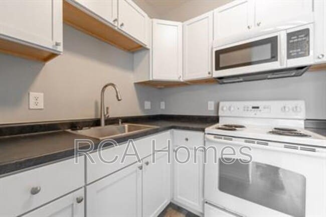 Building Photo - 2831 N Kenwood Ave