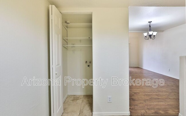 Building Photo - 2121 W Royal Palm Rd