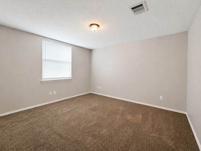 Building Photo - Spacious 4-bedroom, 3-bath home offering approximately 2,840 square feet in the gated Lakeside at...