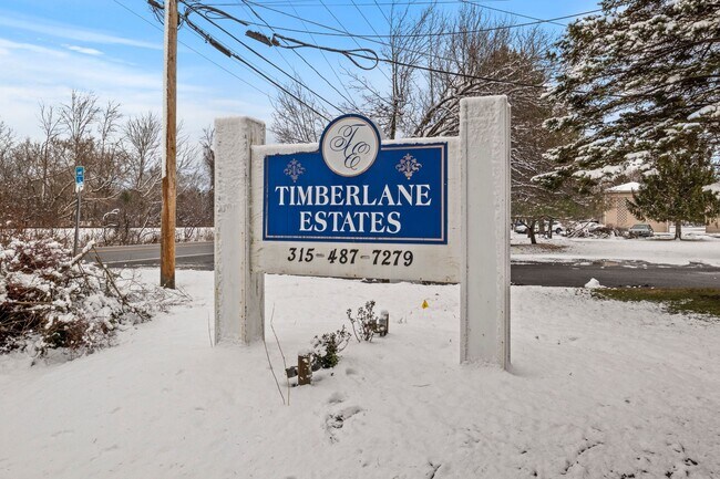 Building Photo - 2 Bed/1 Bath RENOVATED Townhome located in...
