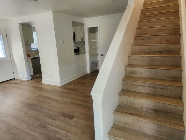 Building Photo - Clean and bright throughout, 2-bedroom, 1.5 Bathroom, two story unit in a great Windsor location!