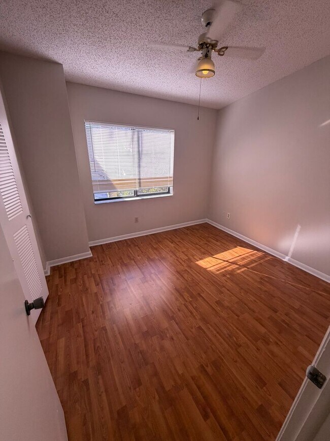 Building Photo - Townhouse in Countryside