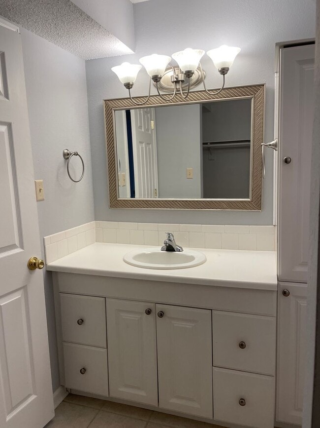 Building Photo - 2 bed, 2 bath South Columbia