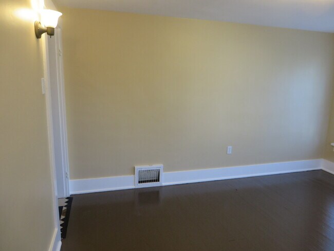 Building Photo - 826 Nuttman Ave