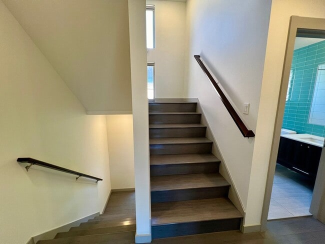 Building Photo - LUXURY ALKI 3 BED TOWNHOME FOR RENT W EXPANSIVE WATER VIEWS!