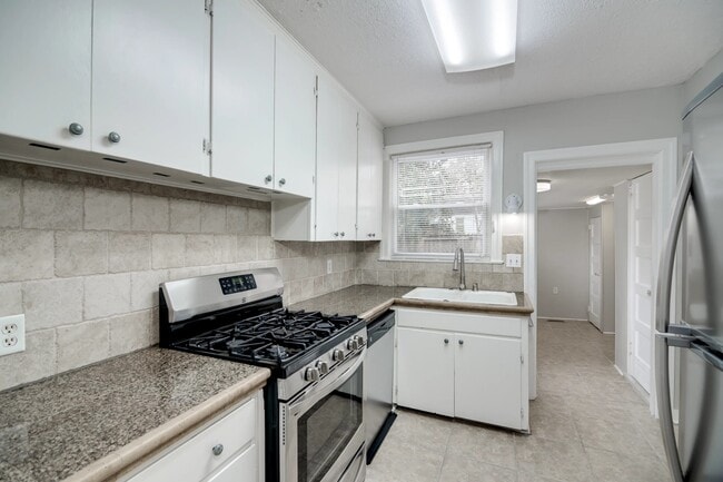 Building Photo - 1741 Oak Dr