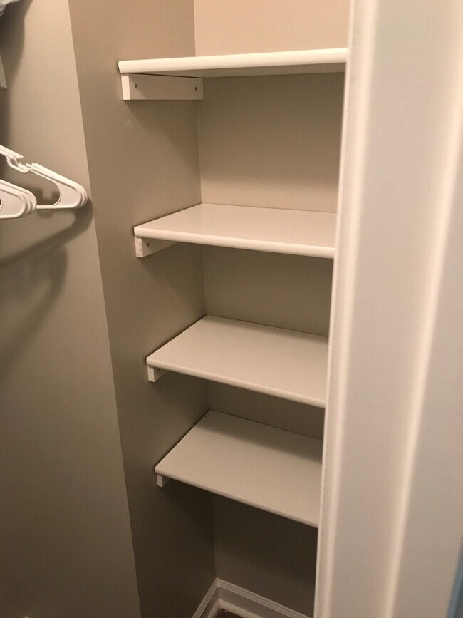 Building Photo - 327 Hidden Creek Ln