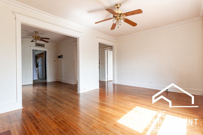Building Photo - 902 W Belle Plaine Ave